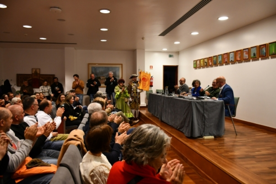 Livro “Ministros & Matrafonas” apresentado perante uma plateia de foliões